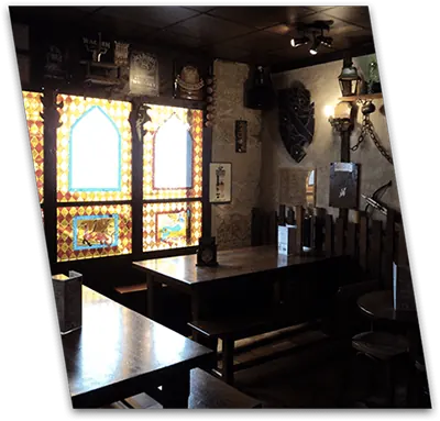 La salle de la taverne de l'Antre II Mondes, bar et restaurant à Dijon